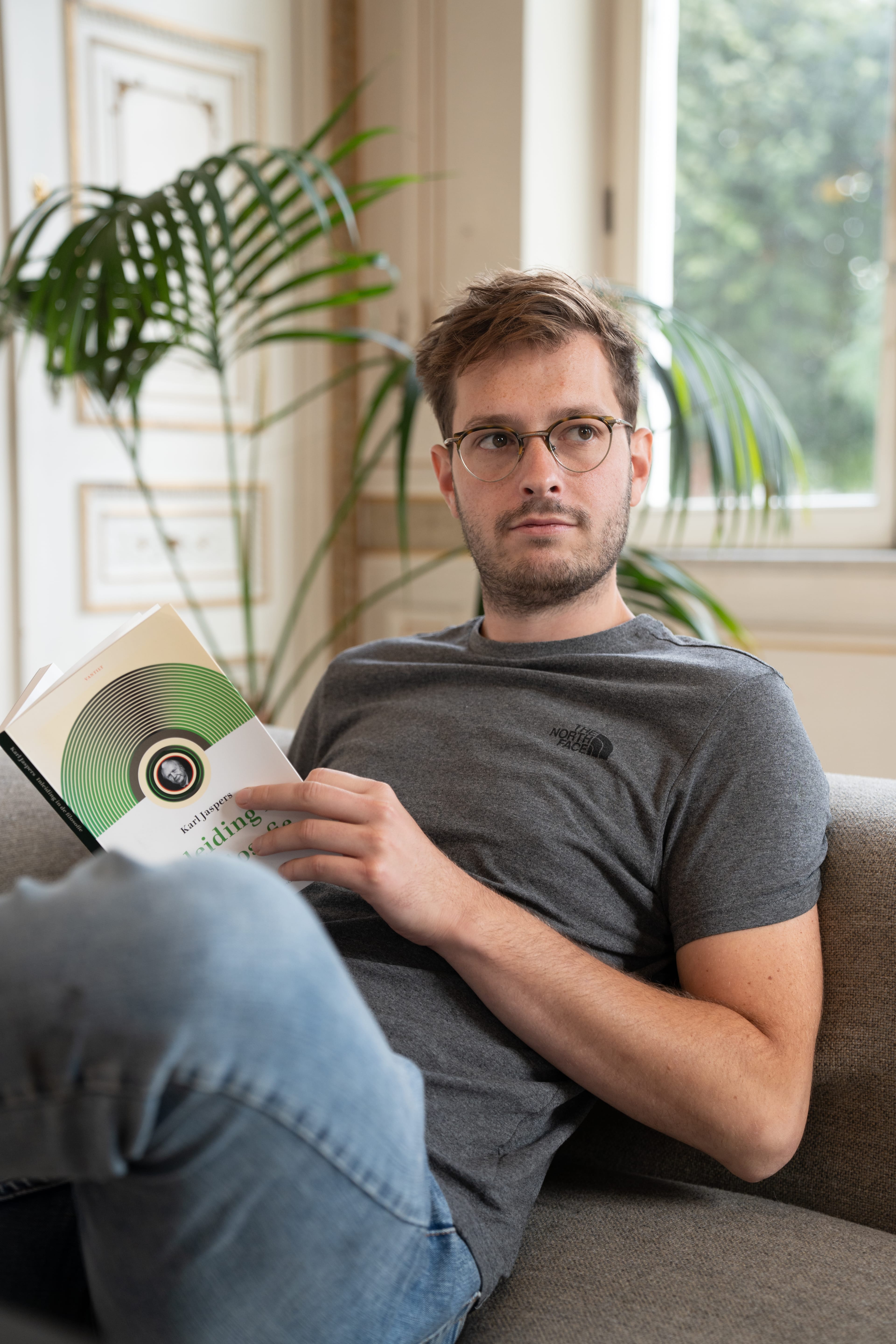 Een man die aan de alt tag denkt